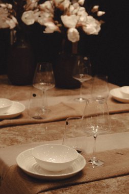 Mağazadaki rafta duran ev eşyaları