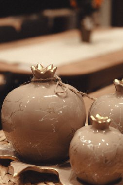 Giysiler mağazadaki rafta asılı.