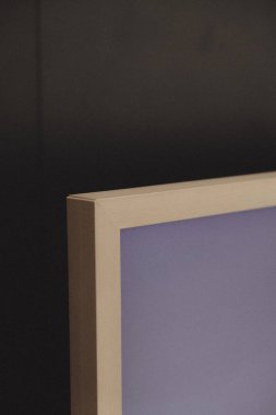 Mağazadaki rafta duran ev eşyaları