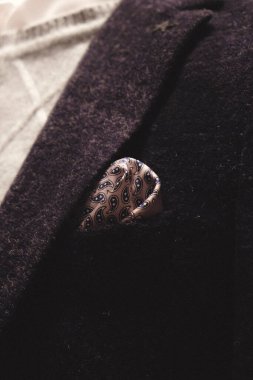 Giysiler mağazadaki rafta asılı.