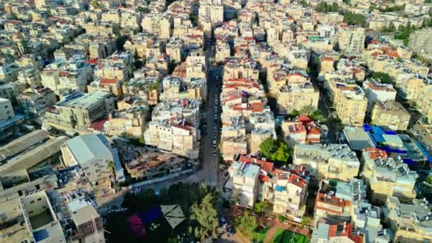 イスラエル 2023年3月31日 晴れた日に赤いタイルとベニ ブラックの街の通りと古い家の空中ビュー 高品質4K映像 — ストック動画