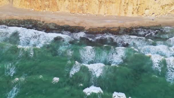 Flygfoto Över Havet Vackra Havsvågor Fantastiska Medelhavet Havslandskap Sommarsolnedgång Vattenstruktur — Stockvideo