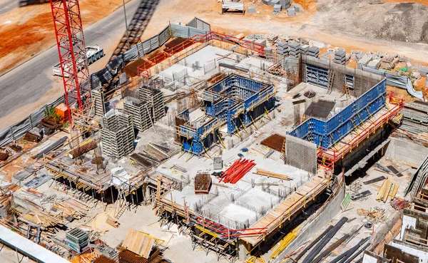 Çok katlı bir bina inşa etme, beton dökme, takviye etme ve resmi işler yapma süreci. Yüksek kaliteli fotoğraf.