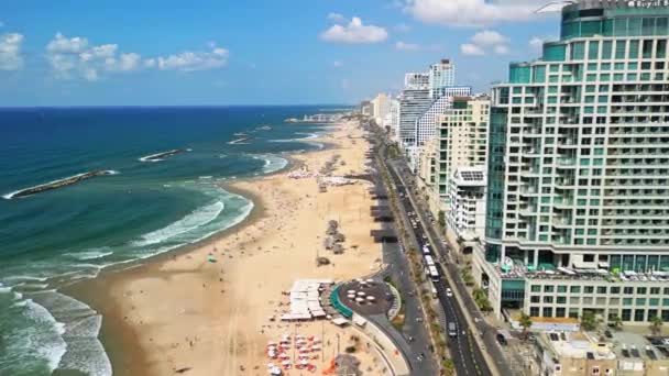 텔아비브 이스라엘 2021년 20일 텔아비브 뱅크먼트의 드론에서 사람들이 바다에서 스포츠를 — 비디오