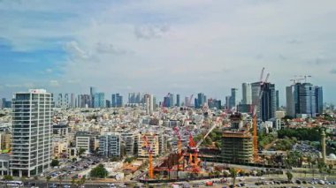 Tel Aviv-Yafo, İsrail, 10 Ekim 2023. Tel Aviv seti üzerine bir otel kompleksi inşa etme süreci. Gökdelenlerin arka planına karşı. 4K