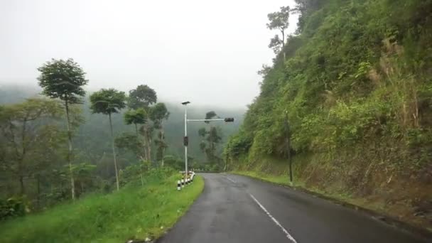 Dağların Doğal Manzarası Ile Dolambaçlı Yol Yağmurdan Sonra Sisli Bulutlu — Stok video