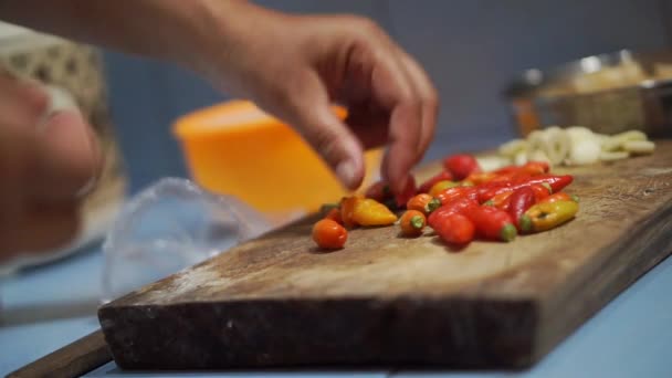 Mutfakta Kırmızı Biber Temizleyen Bir Kadının Elleri — Stok video