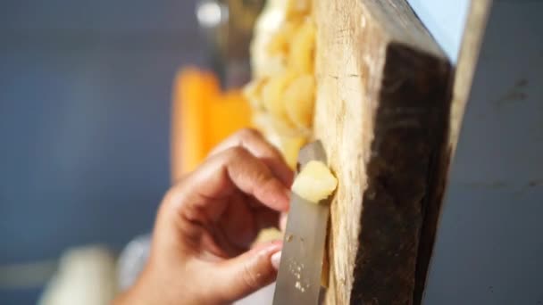 Κατακόρυφο Βίντεο Χέρι Μιας Γυναίκας Κόβει Γελάδια Μαχαίρι Κουζίνας — Αρχείο Βίντεο