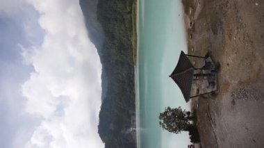 Doğal manzara dikey dağ portresi Talaga Gölü Garut, Batı Java, Endonezya 'da doğal turistik ilgi odağı