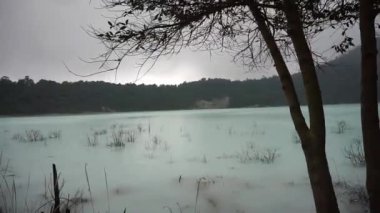 Güzel doğal manzara, dağlar, panoramalar, Talaga Bodas Gölü, Garut, Batı Java, Endonezya 'daki doğal turistik yerler.