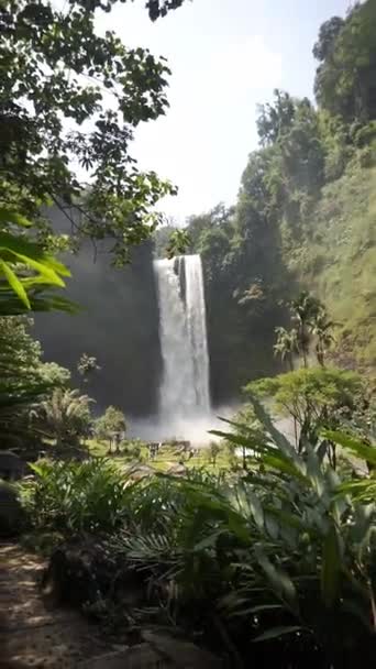 Vertikale Video Hohen Wasserfall Schön Mit Einer Kühlen Und Schönen — Stockvideo