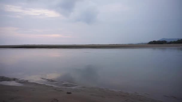 Красивий Вид Пляж Вдень Можете Побачити Маленькі Хвилі Пляж — стокове відео