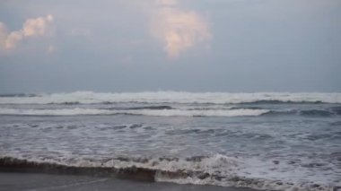 Güzel bir sabah manzarası, güzel dalgalar ve kumsal manzarası.