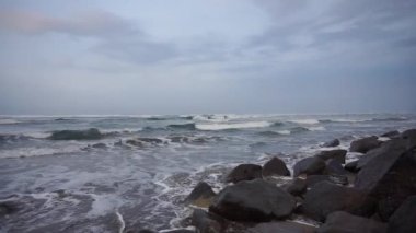 Güzel bir sabah manzarası, güzel dalgalar ve kumsal manzarası.