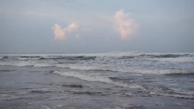 Güzel bir sabah manzarası, güzel dalgalar ve kumsal manzarası.