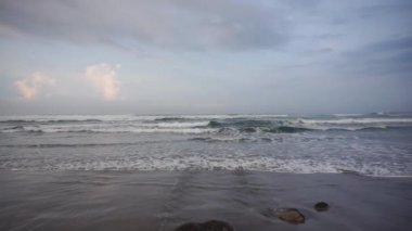 Güzel bir sabah manzarası, güzel dalgalar ve kumsal manzarası.