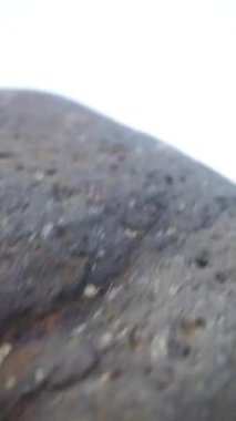 Dikey güzel plaj portresi görüntüsü öğleden sonra, küçük dalgaları ve kumsalı görebilirsiniz.