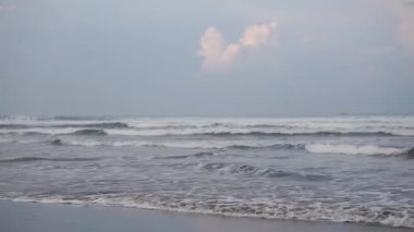 Güzel bir sabah manzarası, güzel dalgalar ve kumsal manzarası.