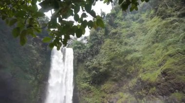 Yüksek şelale, ormandaki serin ve güzel doğal atmosferiyle çok güzel.