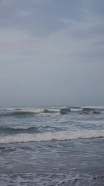 Güzel dikey plaj portresi videoları, sabahları manzara, Cipatujah sahilindeki küçük dalgaların görüntüsü.