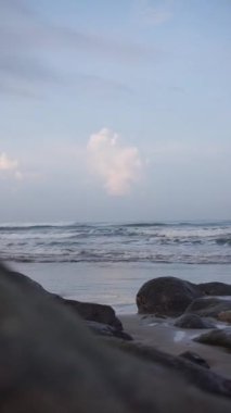 Güzel dikey plaj portresi videoları, sabahları manzara, Cipatujah sahilindeki küçük dalgaların görüntüsü.