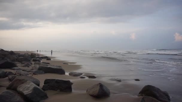 Hermoso Paisaje Playa Por Tarde Pequeñas Olas Visibles Playa — Vídeo de stock