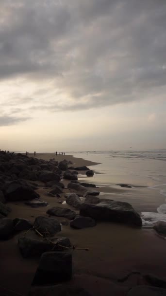 美丽的垂直海滩肖像录像 早上的风景 小海浪在Cipatujah海滩的风景 — 图库视频影像