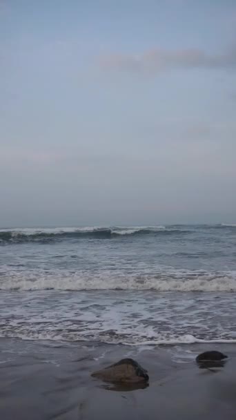 美しい垂直ビーチポートレートビデオ 朝の景色 Cipatujahビーチでの小さな波の景色 — ストック動画