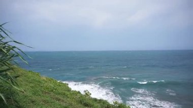 Mağaranın tepesinden, Garut, Batı Cava, Endonezya 'nın güney sahilinden güzel bir manzara. Gün boyunca mavi deniz suyuyla birlikte büyük dalgaların olduğu bir kumsal görebilirsiniz.