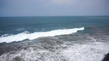 Uçurumun tepesinden, Garut 'un güney sahilinden, Batı Java' nın, Endonezya 'nın güzel bir sahili ve gün boyunca büyük dalgalarla dolu mavi deniz suları.