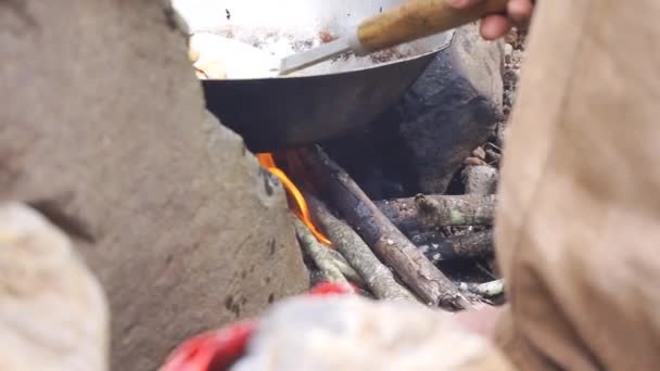 Rote Chili Mit Gewürzen Und Werkzeugen Für Die Traditionelle Küche — Stockvideo