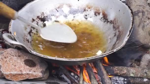 伝統的な料理のためのスパイスやツールと赤唐辛子 — ストック動画
