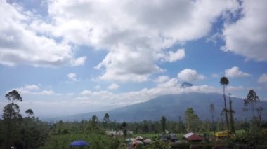 Güzel doğal manzara dağları tepe doğa manzarası, yüksek yeşil ağaçlar ve açık mavi gökyüzü altında yeşil yamaçlar gün boyunca orman