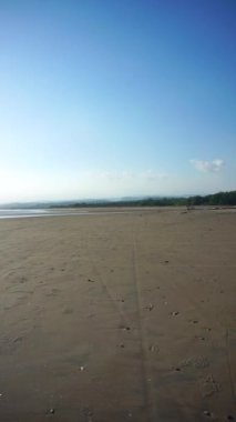 Öğleden sonra Cijeruk Sancang Garut plajında küçük dalgalarla güzel bir doğal manzara.