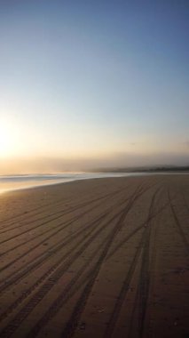 Öğleden sonra Cijeruk Sancang Garut plajında küçük dalgalarla güzel bir doğal manzara.