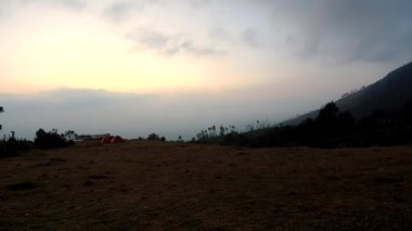 Sabahın köründe hareket eden bulutların zamanlaması gerçekten çok güzel.