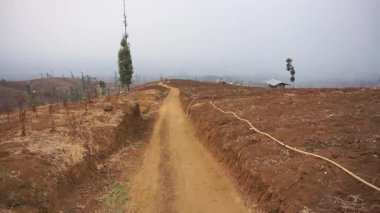 Kurak mevsimde kurak dağların doğal manzarası, tepelerin panoramik manzarası, gün boyunca açık gökyüzü.