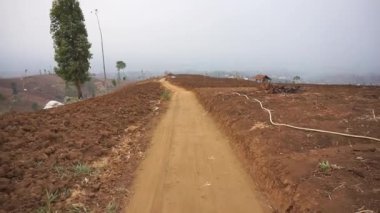 Kurak mevsimde kurak dağların doğal manzarası, tepelerin panoramik manzarası, gün boyunca açık gökyüzü.