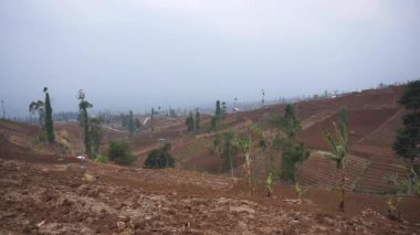 Kurak mevsimde kurak dağların doğal manzarası, tepelerin panoramik manzarası, gün boyunca açık gökyüzü.