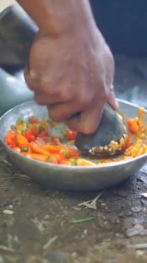  Bir erkeğin elleri acı kırmızı biber sosu yapıyor.