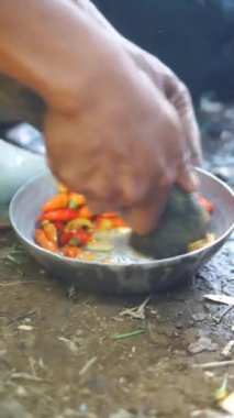  Bir erkeğin elleri acı kırmızı biber sosu yapıyor.