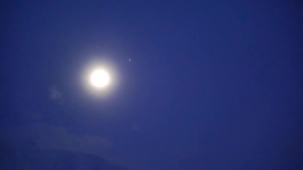 Ясная Ночная Сцена Луна Звезды Ярко Сияют Голубом Небе — стоковое видео