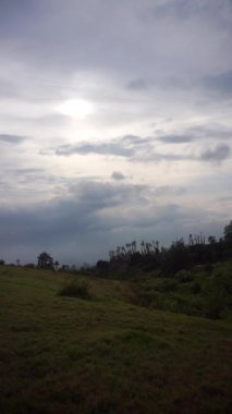 Güzel dikey video. Cikuray Dağı 'nın çok güzel bir manzarası var. Güneşin doğduğu sabah gökyüzü açık.