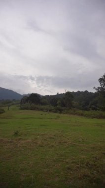 Güzel dikey video. Cikuray Dağı 'nın çok güzel bir manzarası var. Güneşin doğduğu sabah gökyüzü açık.