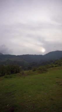 Güzel dikey video. Cikuray Dağı 'nın çok güzel bir manzarası var. Güneşin doğduğu sabah gökyüzü açık.