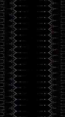 soyut çizgiler merkezde parlayan renkli ışık, siyah arkaplan