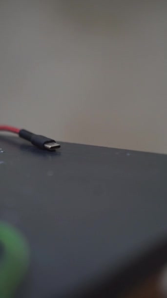 C型插头 带有红色电缆 在黑色桌子上 — 图库视频影像
