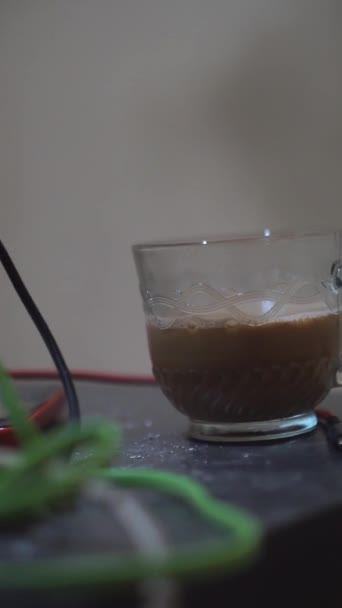 Belo Retrato Vídeo Vertical Uma Xícara Café Com Leite Copo — Vídeo de Stock