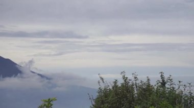 Güzel doğal manzara, açık gökyüzü ve Cikuray Dağı manzarası.