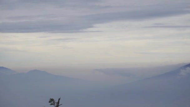 Gyönyörű Természetes Kilátás Tiszta Égboltra Reggel Kilátással Cikuray Hegyre — Stock videók